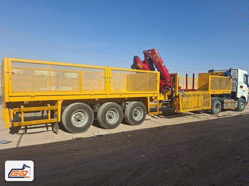 نصف مقطورة صفراء مجهّزة بكرين مفصلي HC 250 لنقل ورفع المواد نصف مقطورة صفراء مجهّزة بكرين مفصلي HC 250 لنقل ورفع المواد