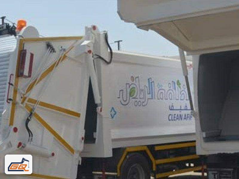 ضاغطة نفايات بباب خلفي مفتوح يوضح آلية الكبس الهيدروليكية ضاغطة نفايات بباب خلفي مفتوح يوضح آلية الكبس الهيدروليكية