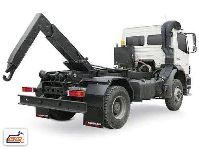 Hook lift system mounted on a truck for loading multiple container sizes Hook lift system mounted on a truck for loading multiple container sizes
