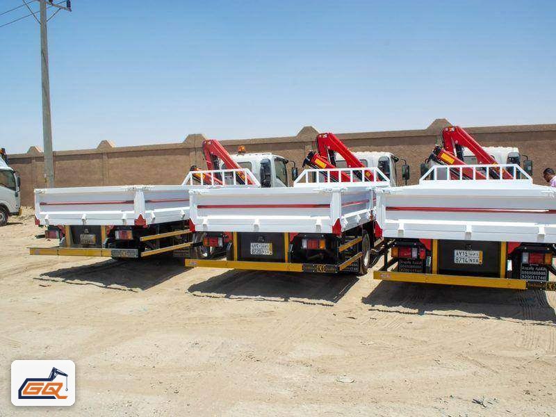 ثلاث شاحنات بكرينات مفصلية وصناديق حمولة مدهونة بالهوية المطلوبة ثلاث شاحنات بكرينات مفصلية وصناديق حمولة مدهونة بالهوية المطلوبة