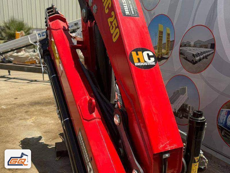 كرين مفصلي HC 180 في وضع الطي المدمج خلف الكابينة