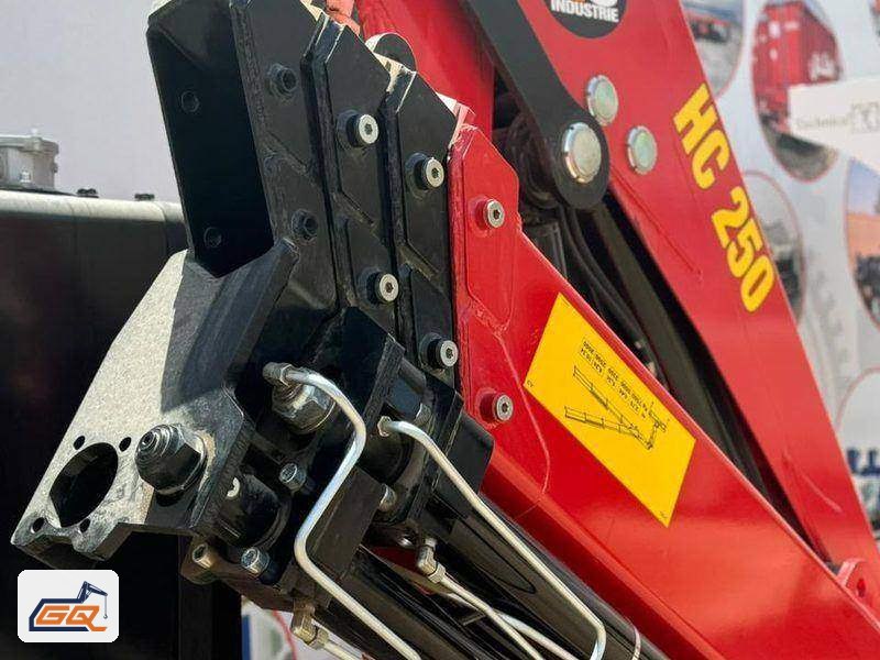 لقطة قريبة لكرين مفصلي HC 250 توضح المفاصل والسلندرات الهيدروليكية