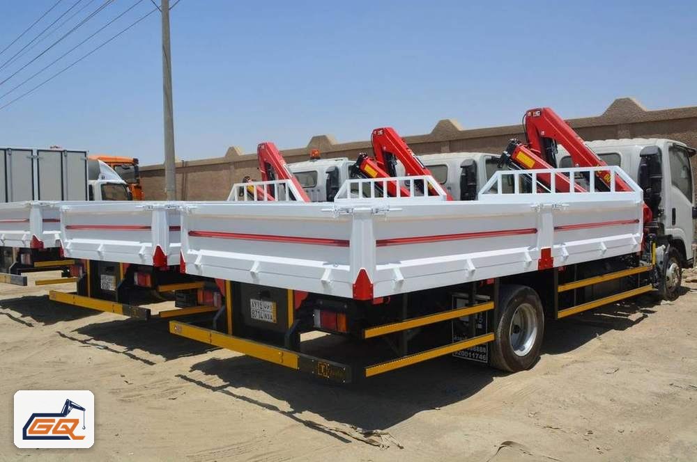 أسطول شاحنات إيسوزو مجهّز بكرينات مفصلية HC وصناديق حمولة مصنّعة بالرياض