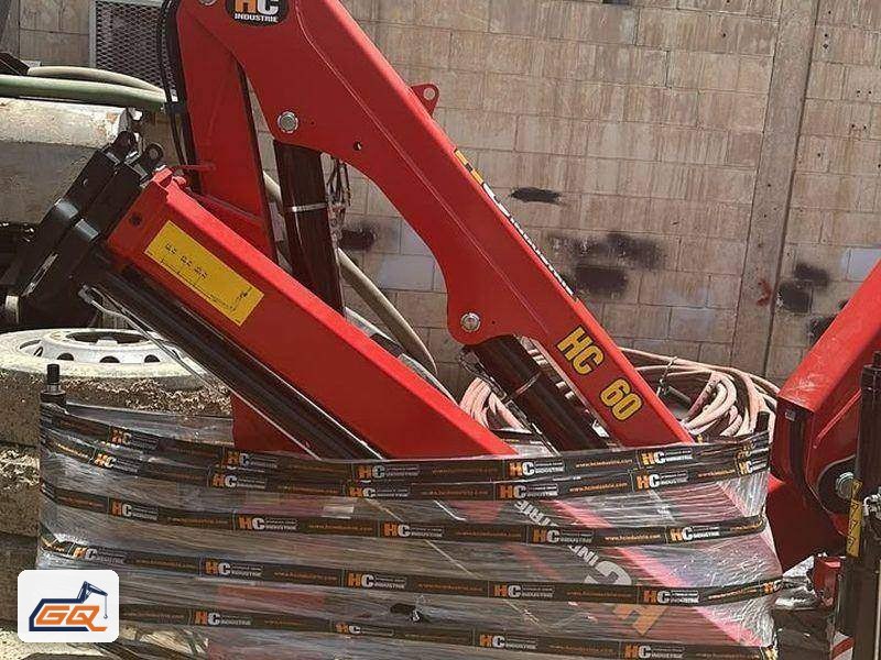 كرينات مفصلية على منصات شحن قبل التركيب على الشاحنات