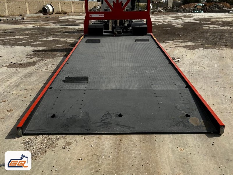 Fully level recovery deck with anti-slip tracks Fully level recovery deck with anti-slip tracks