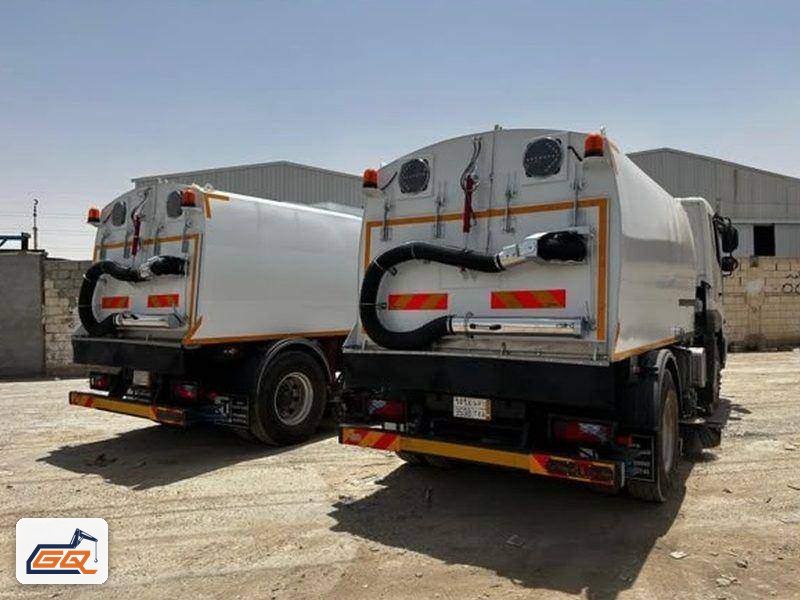 مكانس شوارع مصفوفة في ساحة المصنع بعد استكمال التجهيز مكانس شوارع مصفوفة في ساحة المصنع بعد استكمال التجهيز