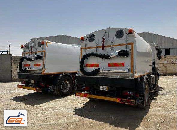 مكانس شوارع مصفوفة في ساحة المصنع بعد استكمال التجهيز