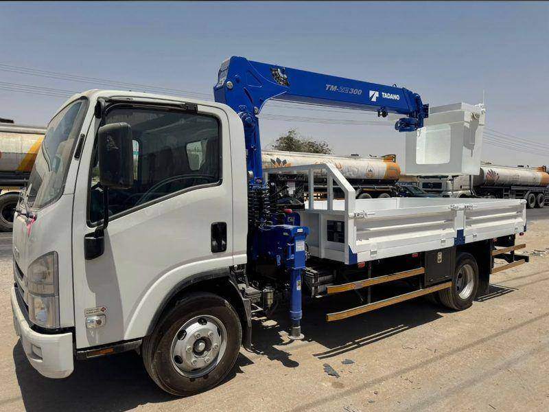 كرين تلسكوبي على شاحنة بذراع مستقيم متعدد المراحل وصندوق حمولة معدني من تصنيعنا