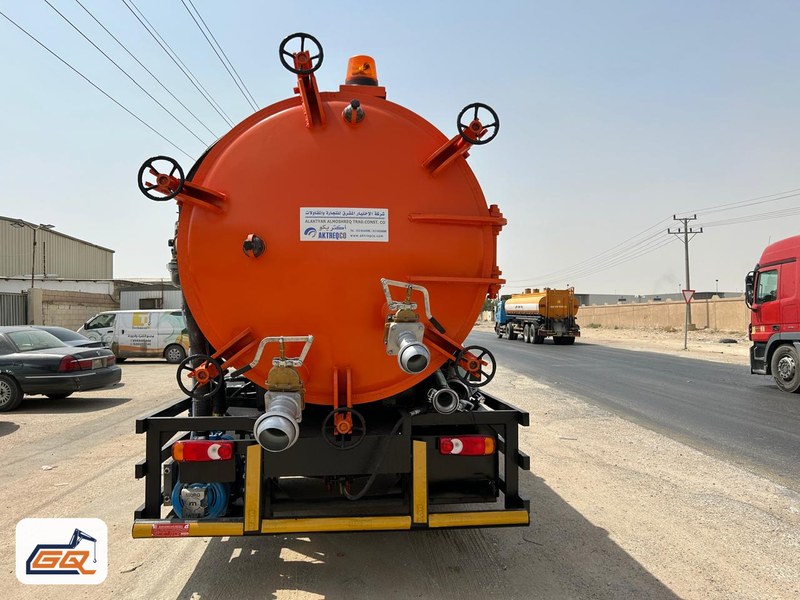 Rear view of the vacuum tank: full door and discharge valves