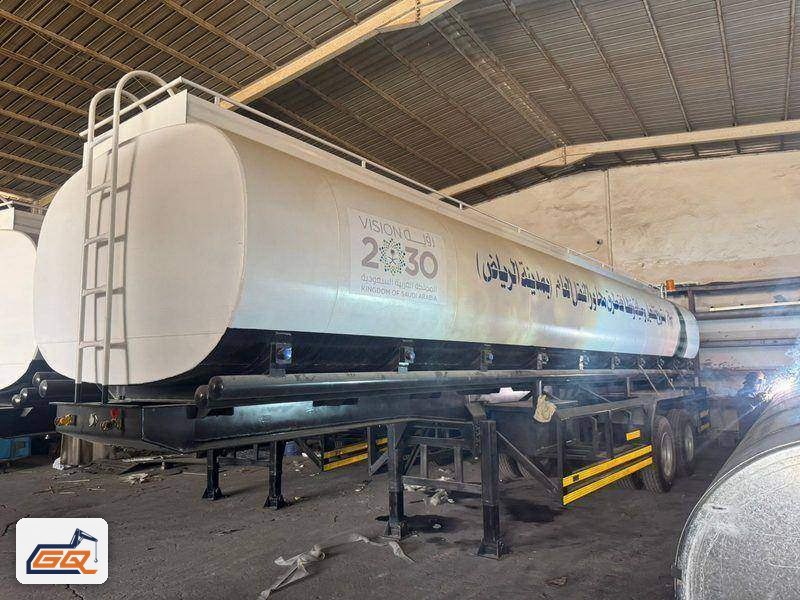 نصف مقطورة صهريج مياه كبيرة السعة مصنّعة بالكامل في مصنعنا نصف مقطورة صهريج مياه كبيرة السعة مصنّعة بالكامل في مصنعنا